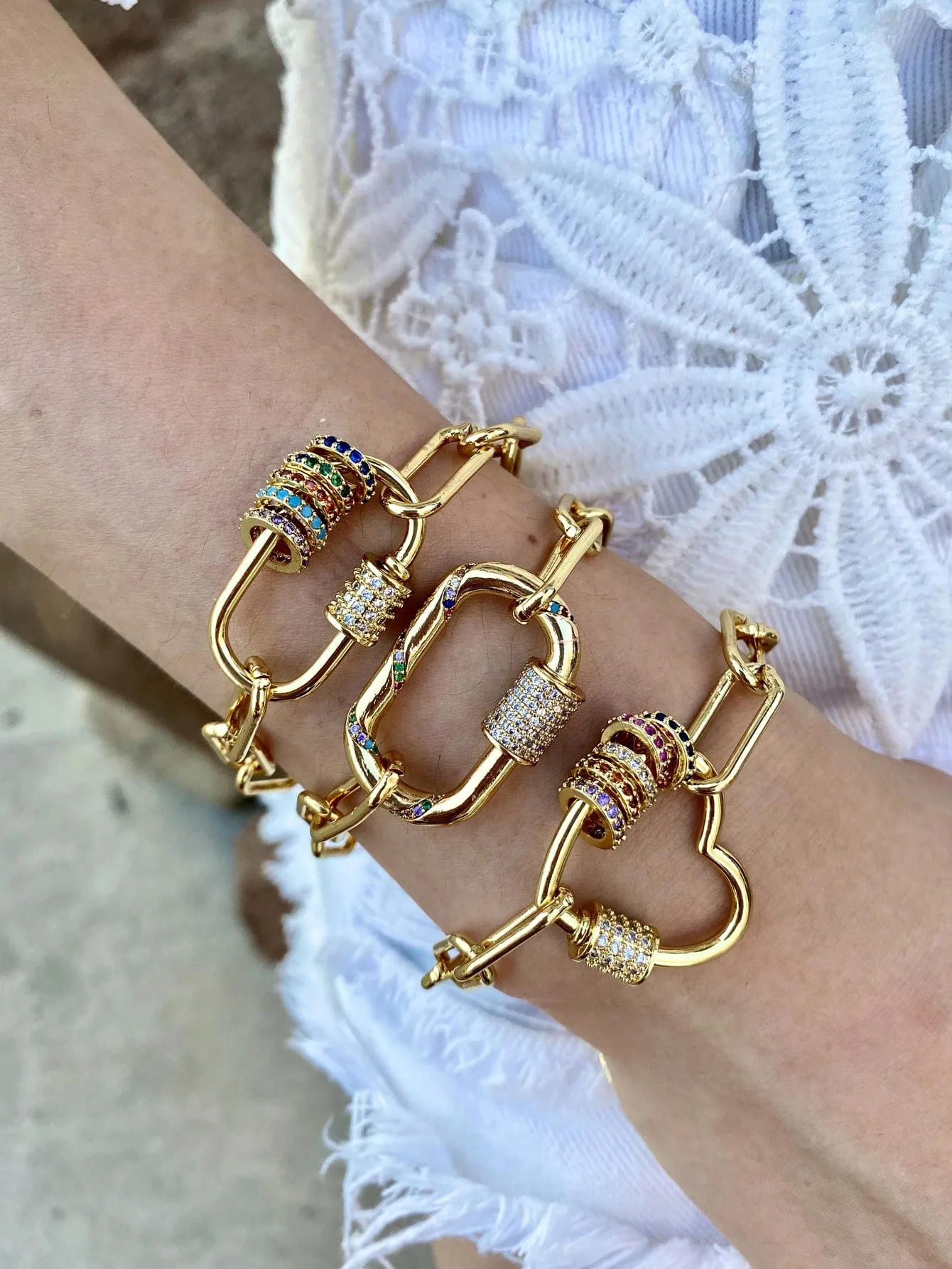 Pulsera de Latón Paperclip Retro con Colgantes Círculo, Cuadrado y Corazón — Estilo Básico para Mujer